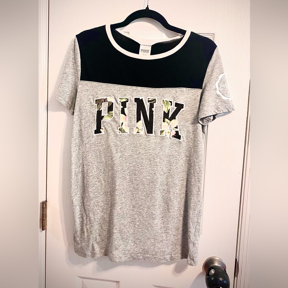 🌸VS PINK SHORT SLEEVE LOGO TEE WITH TROPICAL FLOWERS EMBROIDED SIZE SMALL GRAY S
